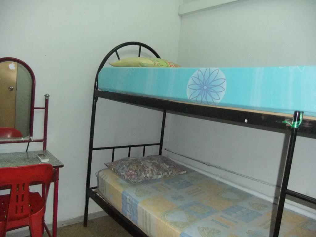 Hawaii Hostel Singapore Room photo
